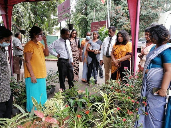 Providing sales opportunities to the members of Homagama "Ekumuthu" Samurdhi Entrepreneurs Forum (2023-10-18)